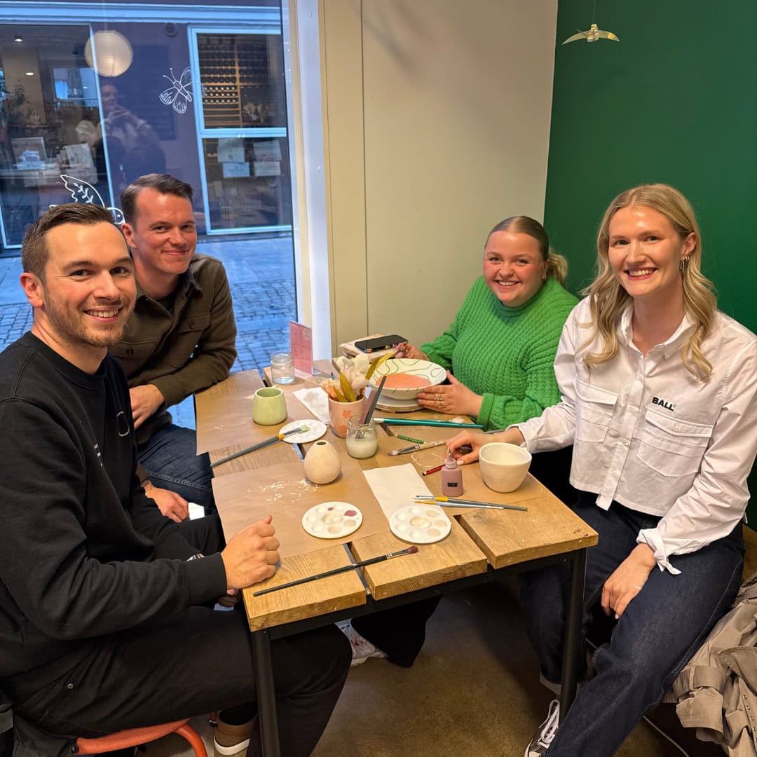 Om os 12 13.03.2025 - Vi maler keramik - Amandas sociale tiltag