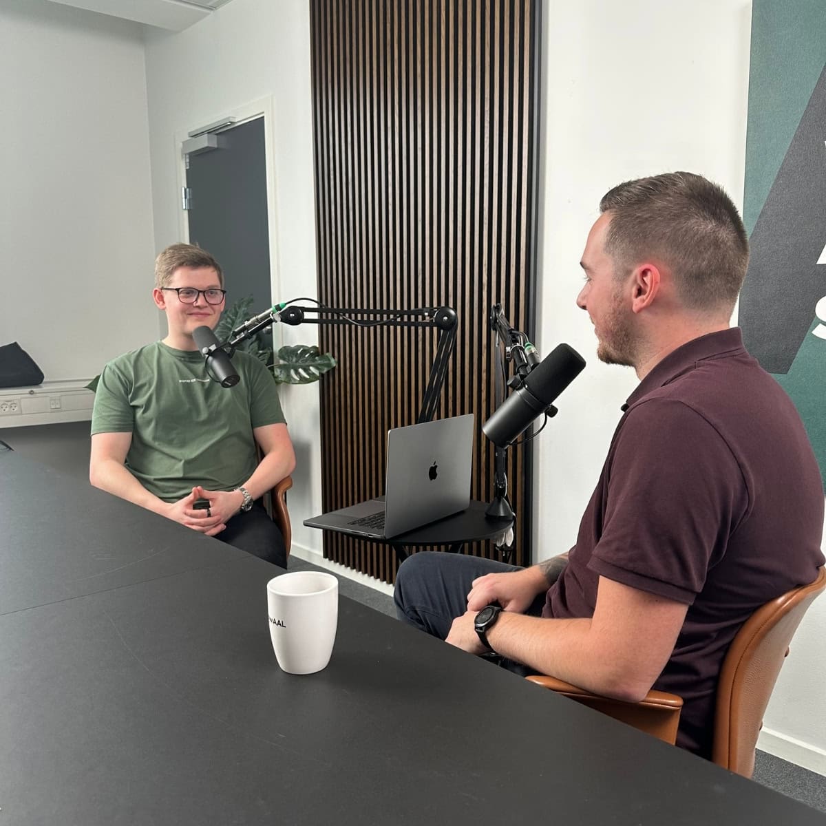 Om os 22 2023 - Nikolai medvirker i podcast 'Bagom bureauet' med Emil Nissen